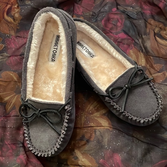 Brand New Minnetonka Genuine Leather Slip On Faux Fur Moccasins Gray - Picture 1 of 15